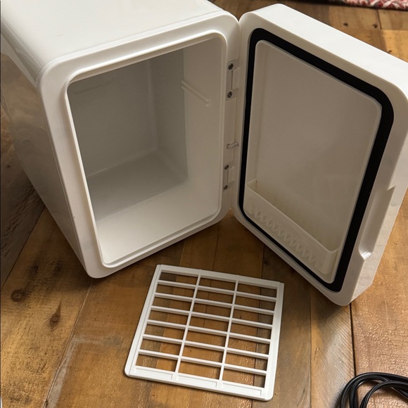Illuminated White Makeup Organizer with LED Mirror 6 can mini fridge or warmer - Picture 14 of 14